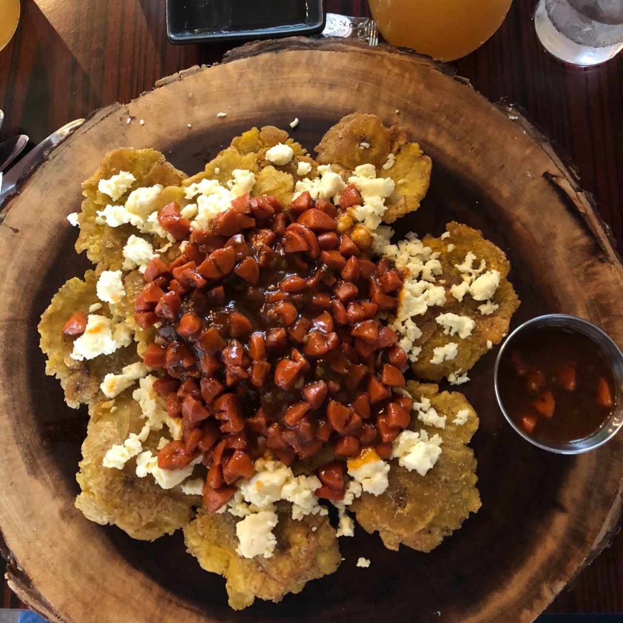 Nachos de patacon con queso y salchichitas