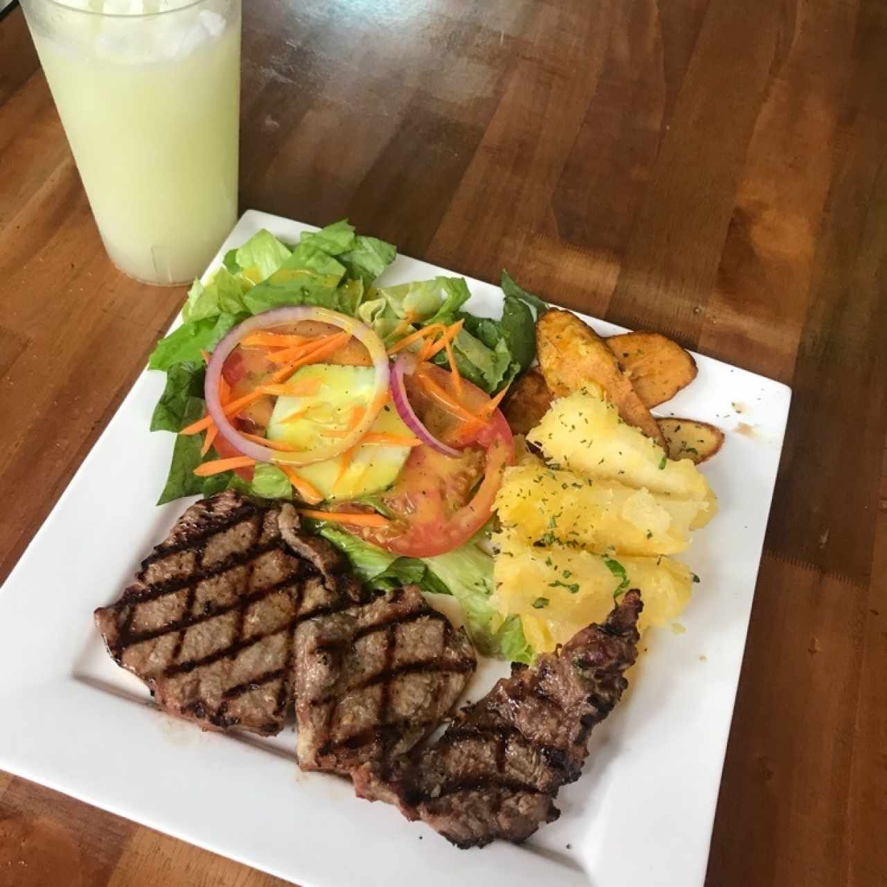 Carne a la parrilla con yuca y ensalada verde