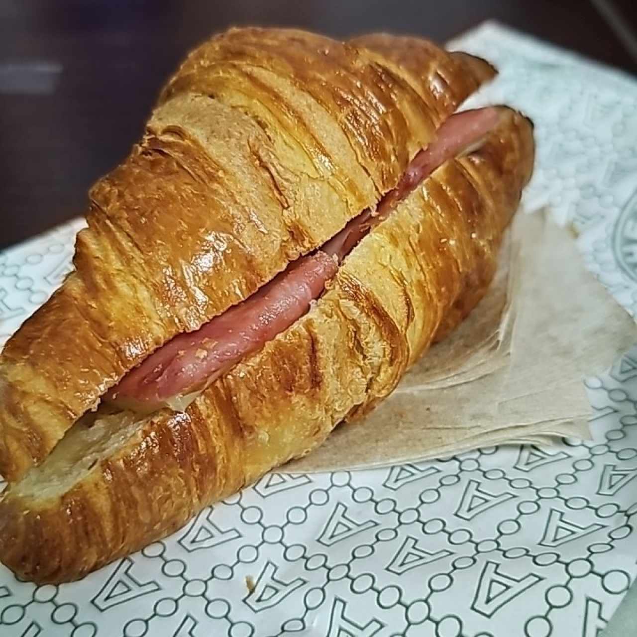 Croissant relleno de jamón y queso