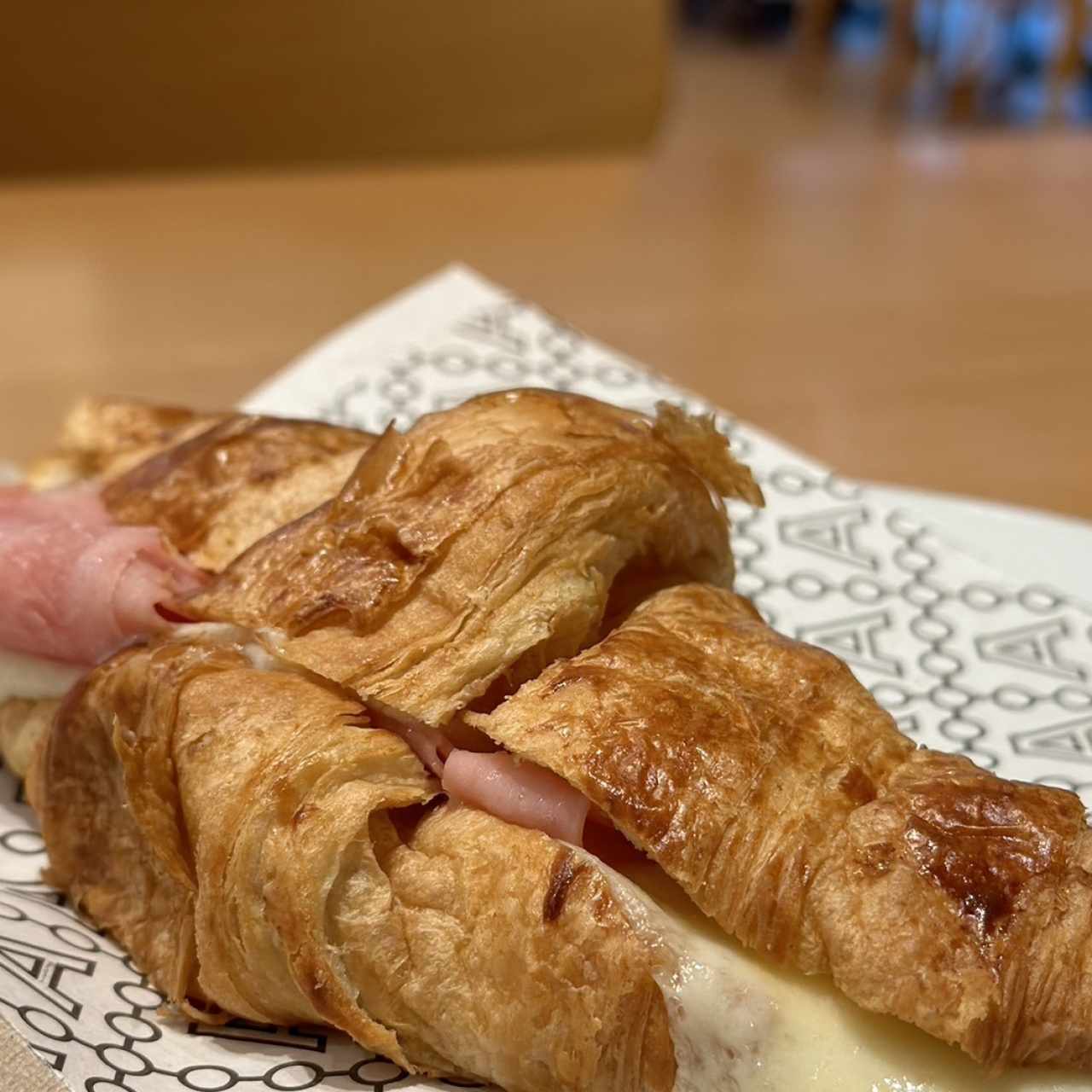 Croissant relleno de jamón y queso