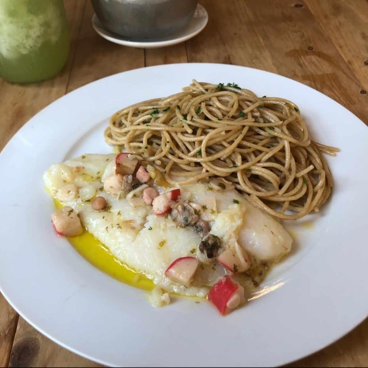 menu del día. pescado con salsa de mariscos 