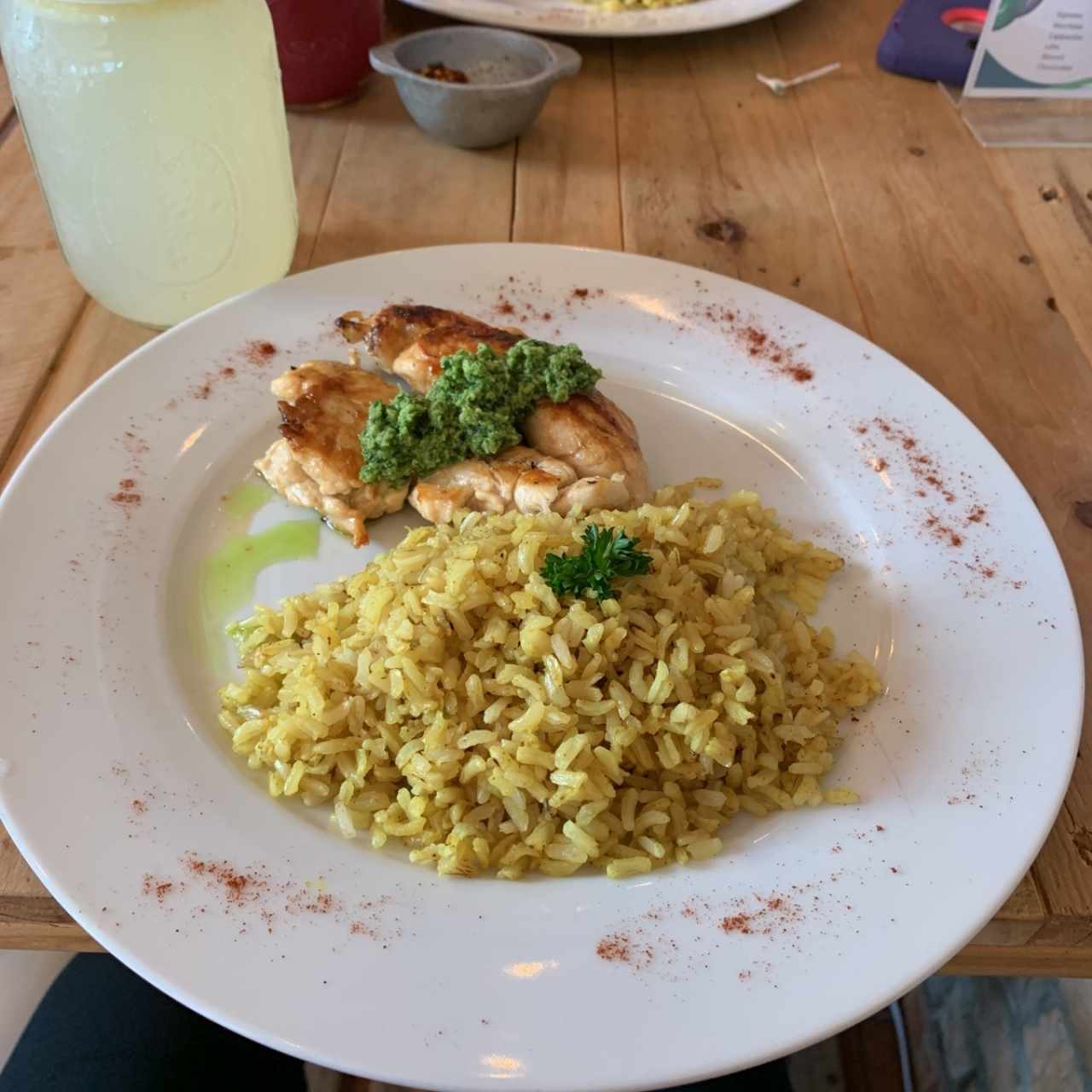 pollo con salsa de aguacate y arroz integral con curry y coco