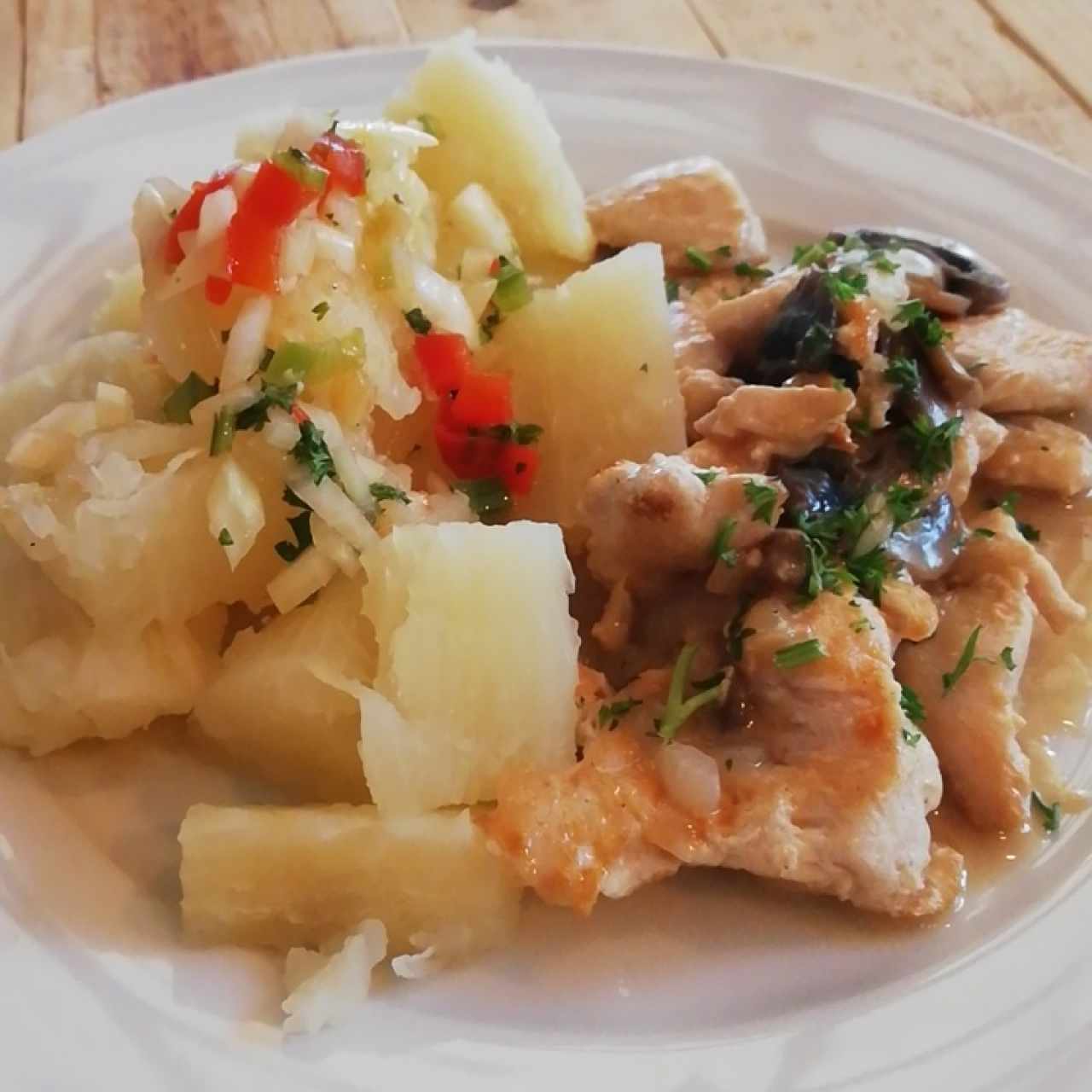 pollo con hongos y yuca al mojo