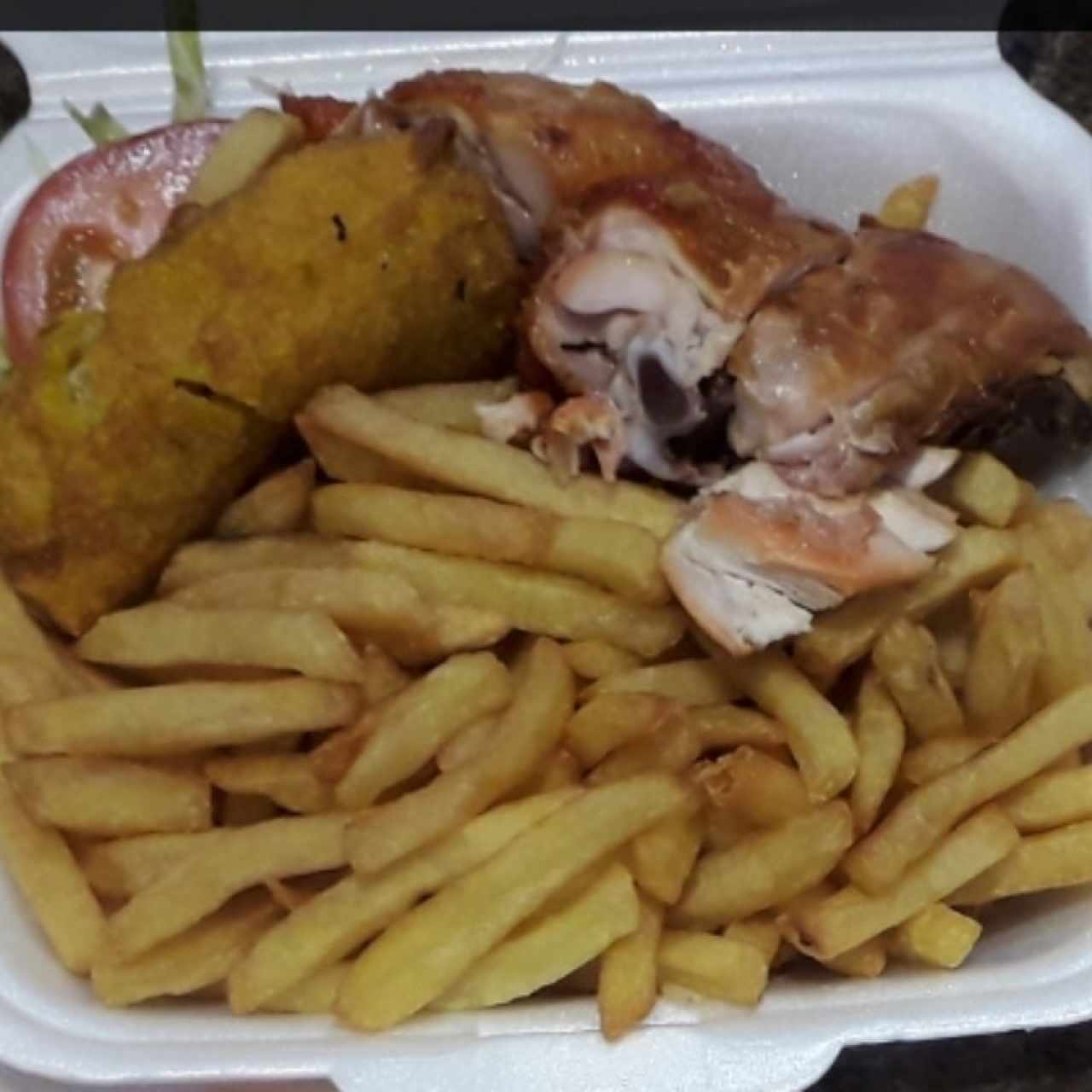 Pollo asado con papas fritas