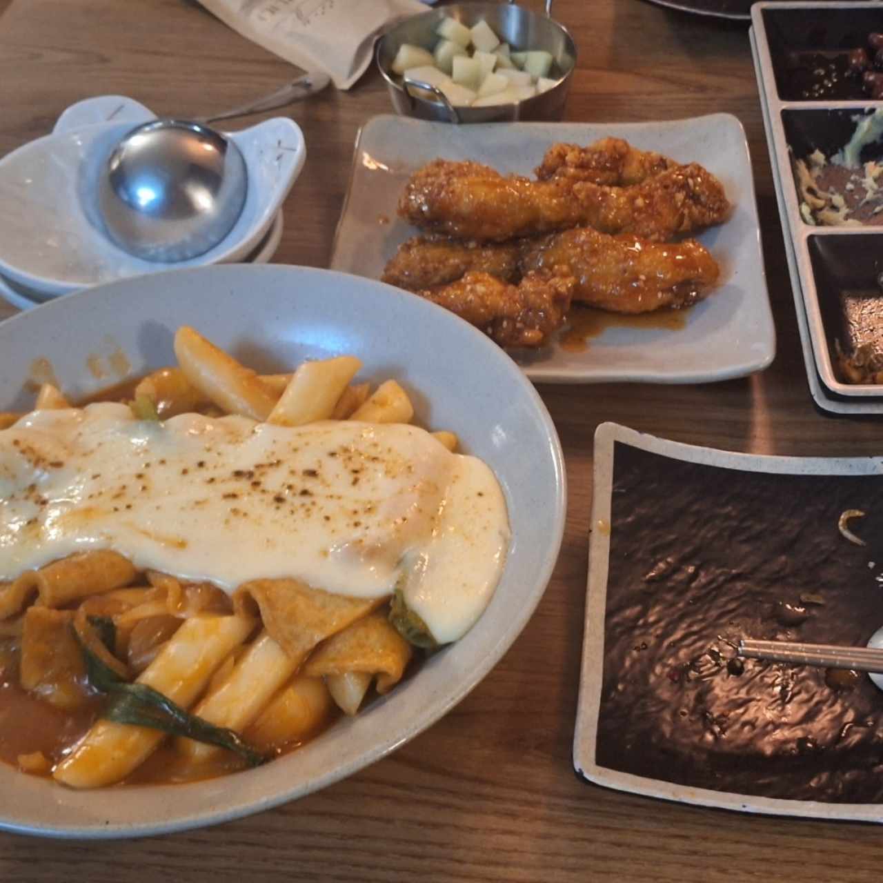 tteobokki con queso y alitas kfc hot