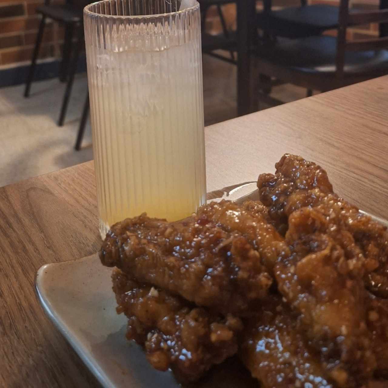 alitas kfc hot y té de citrón frío 