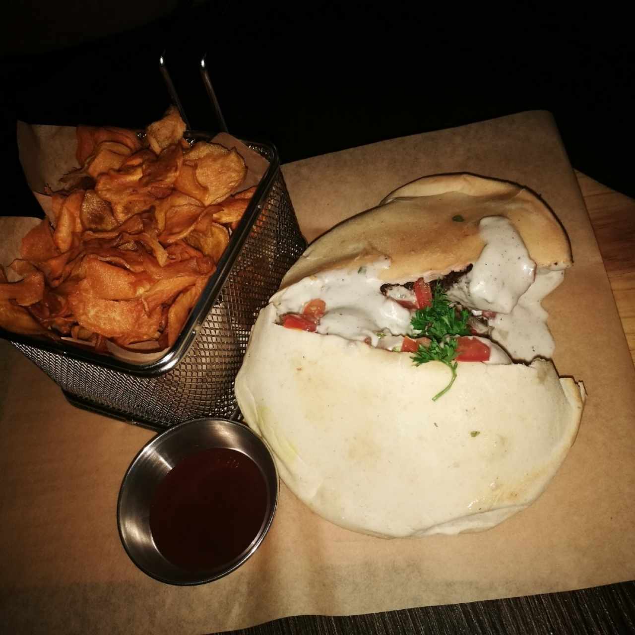 Falafel Pita pocket con chips de camote y salsa bbq