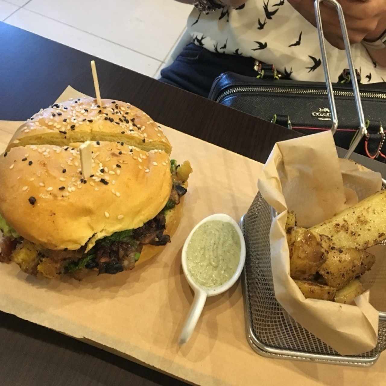 La Mundial Burger con papas western asadas