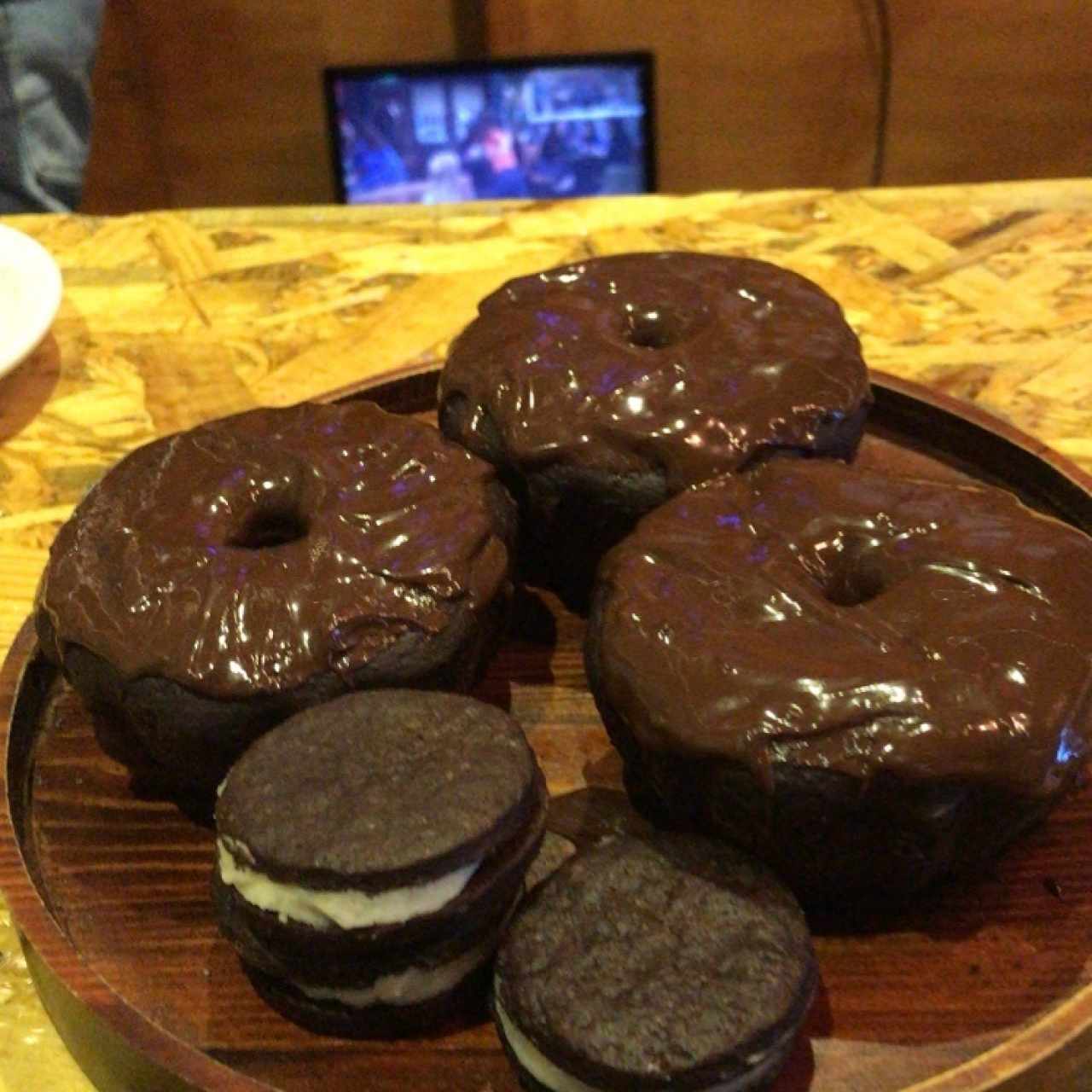 donas de cacao y galletas estilo oreo