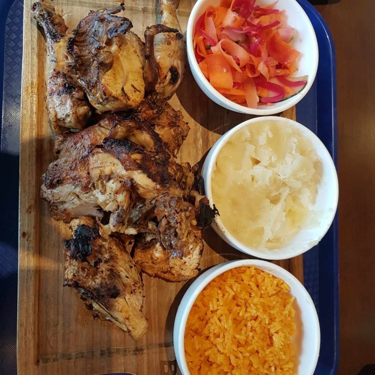 pollo entero con acompañamientos 