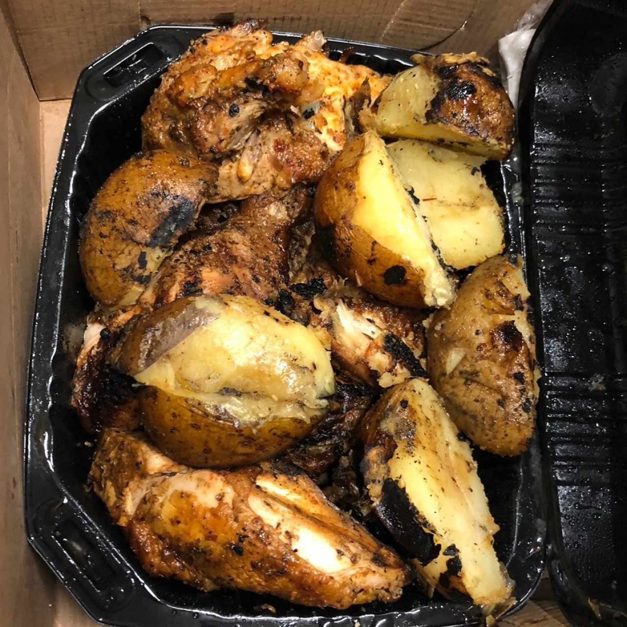 pollo entero con papas asadas