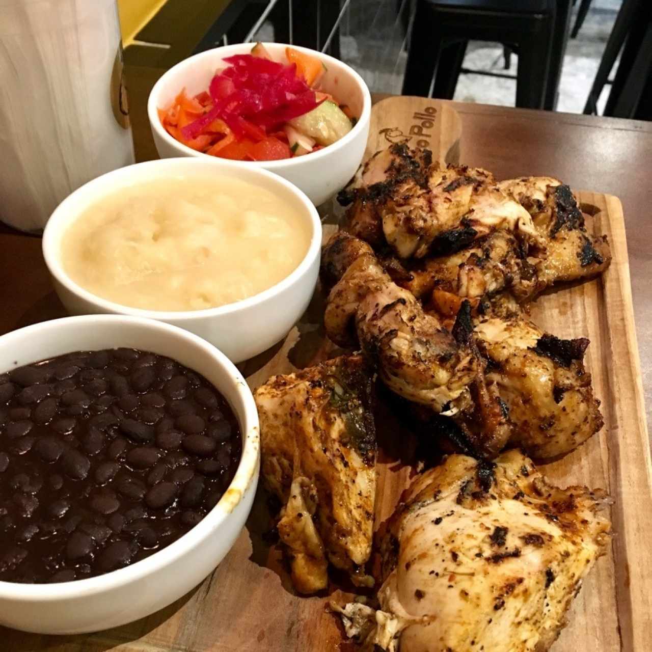 pollo entero asado, ensalada sexy, frijoles y mojadito de yuca