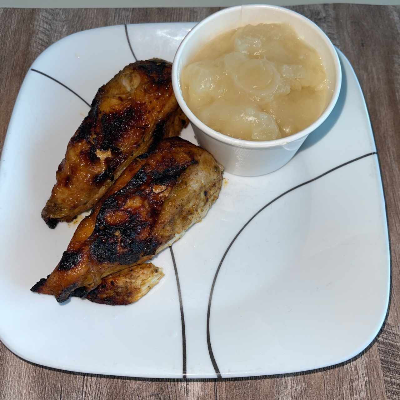 Cuarto de pollo asado con Tiradito de yuca