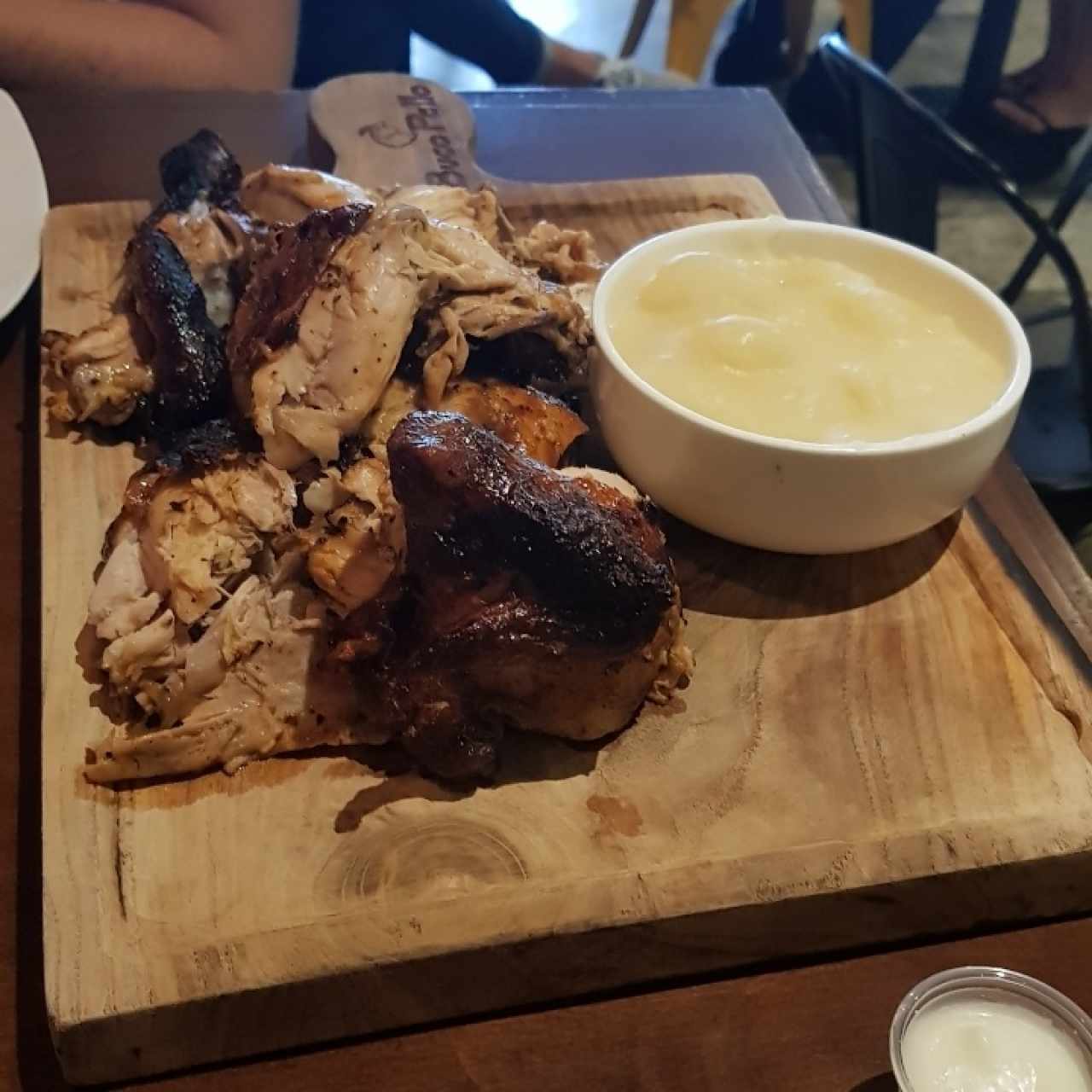 Pollo Entero con Mojadito de Yuca