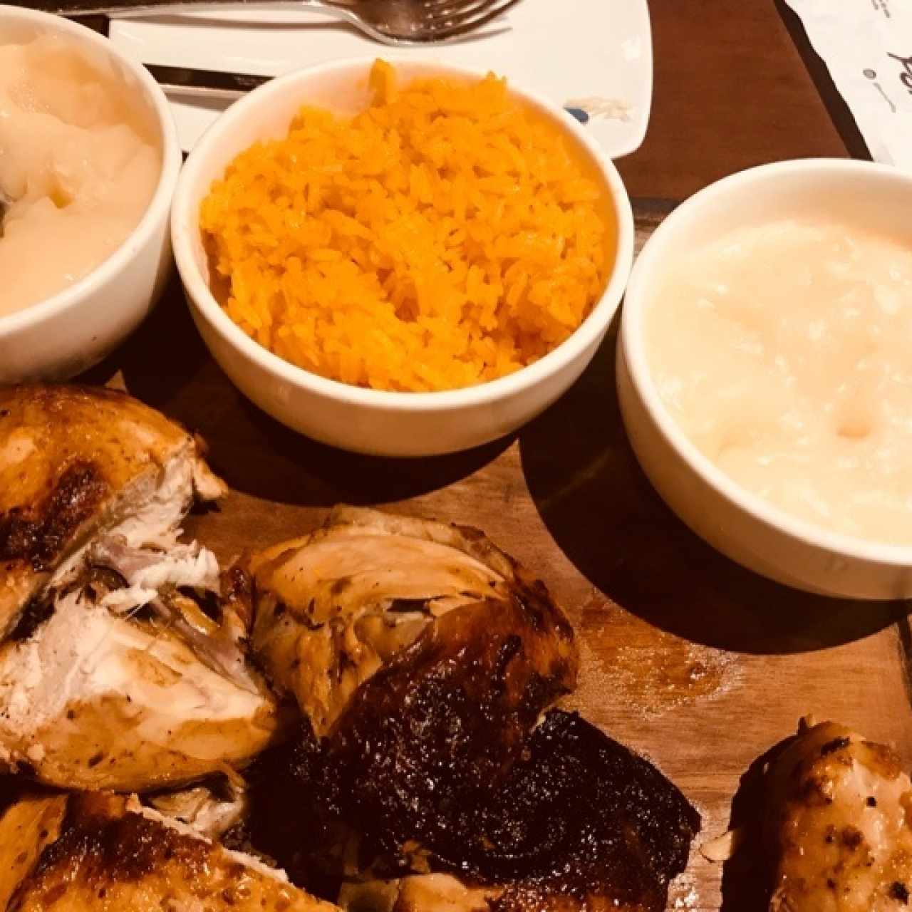 pollo asado, arroz amarillo y yuca al Moho