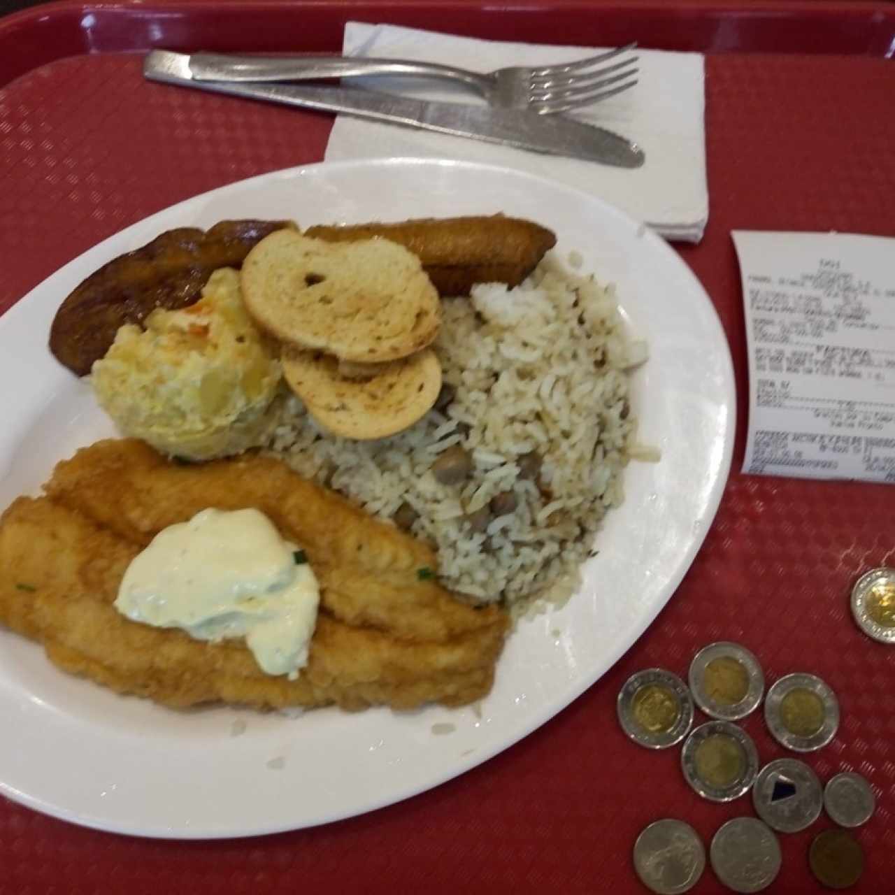 Filete de Pescado Apanado con Arroz con Guandú