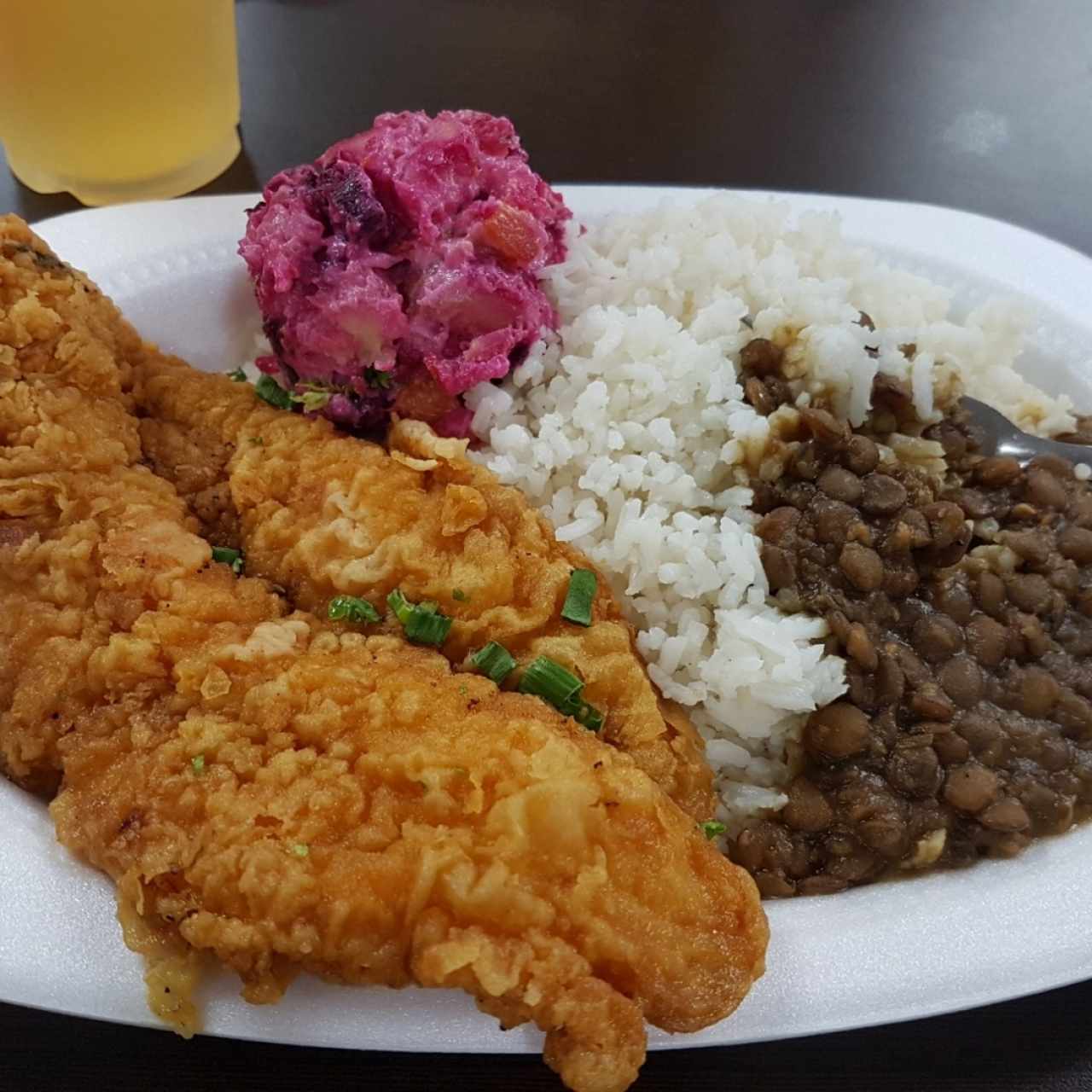 Filete de pecado con arroz, lenteja y ensalada de feria