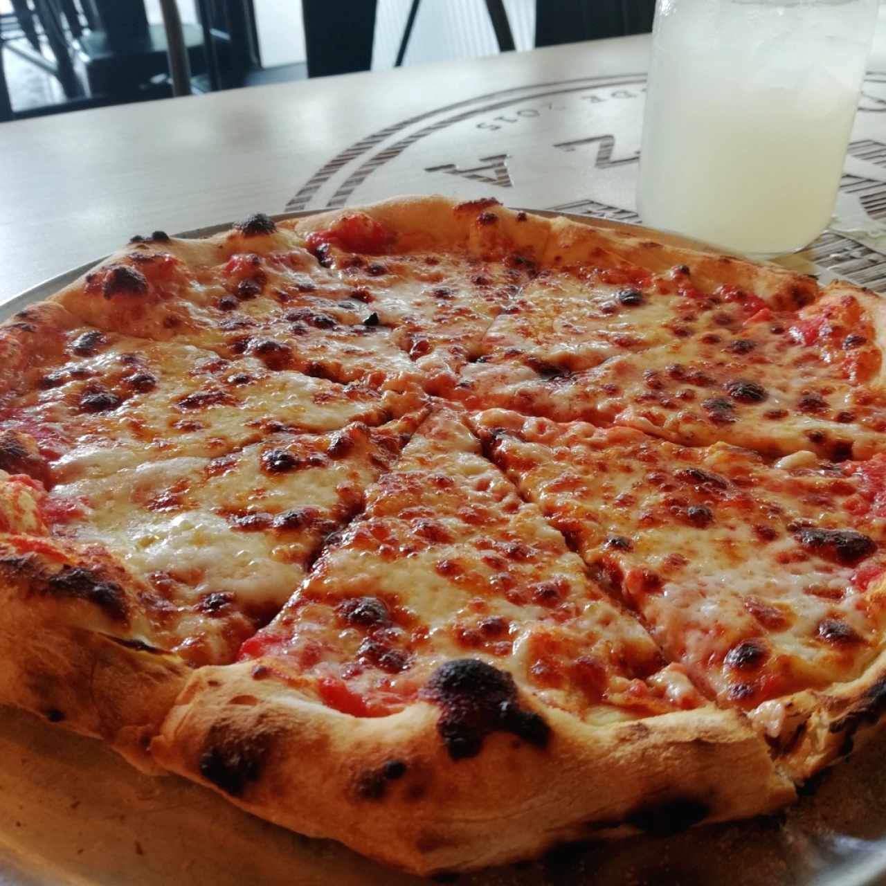 pizza mozzarella y limonada