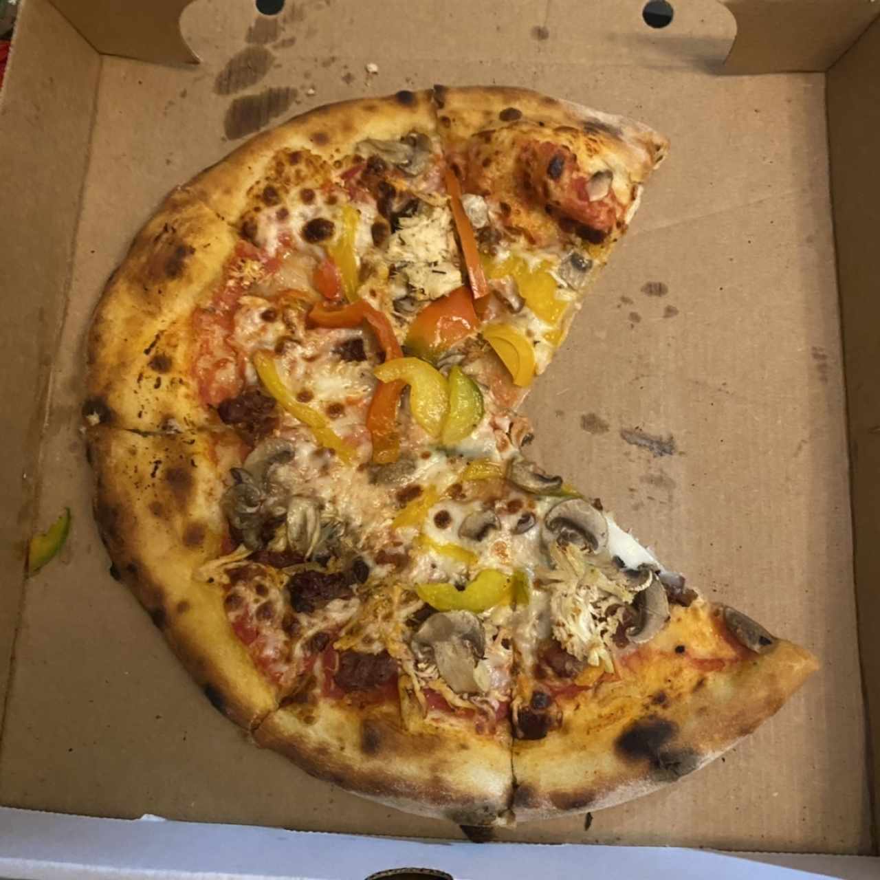 Pizza de pollo y hongos