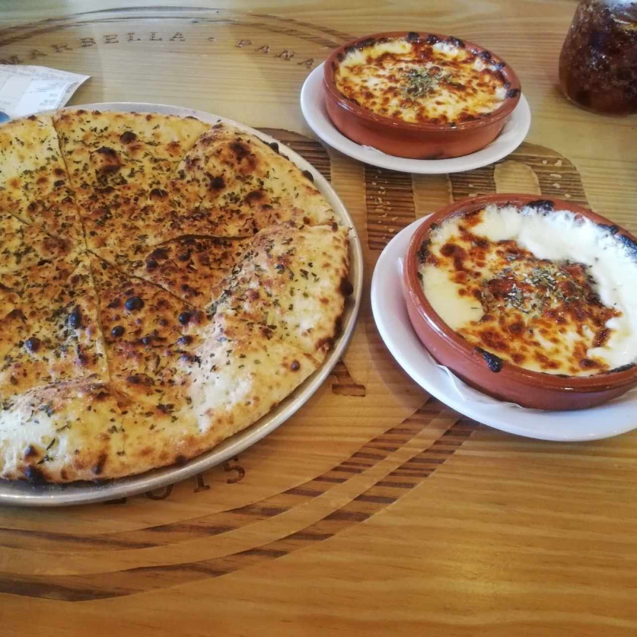 queso fundido con chorizo y sin chorizo + Focaccia