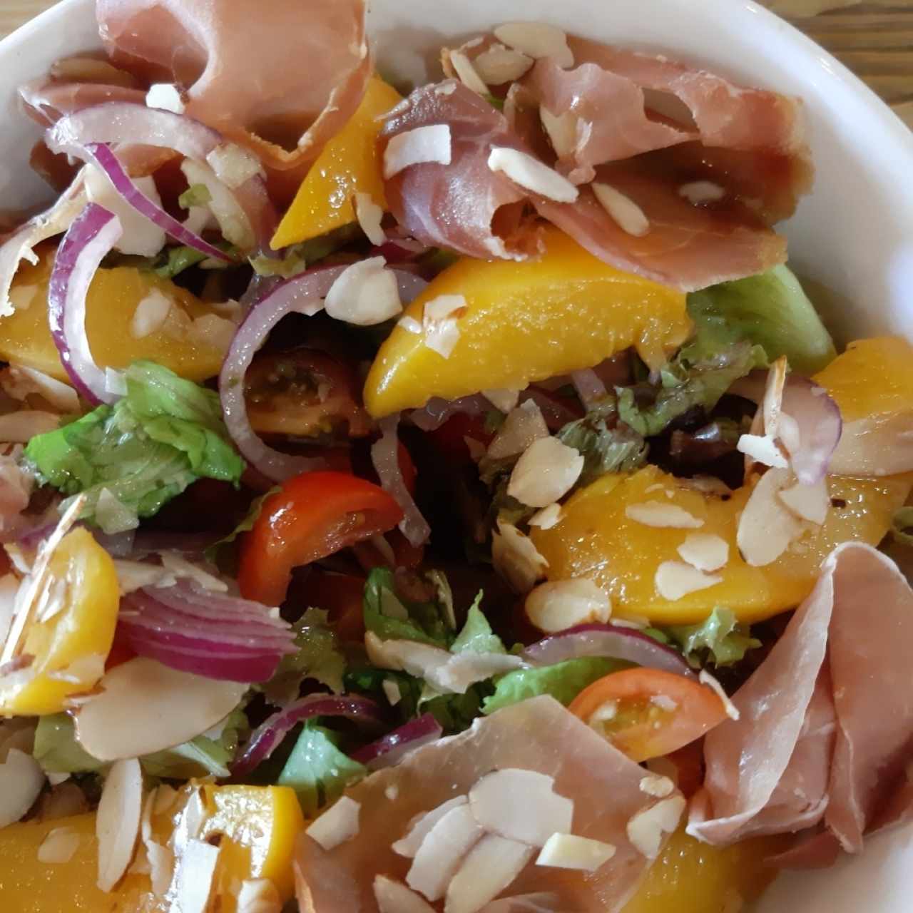 Ensalada Barrio con extra de tomates y cebolla