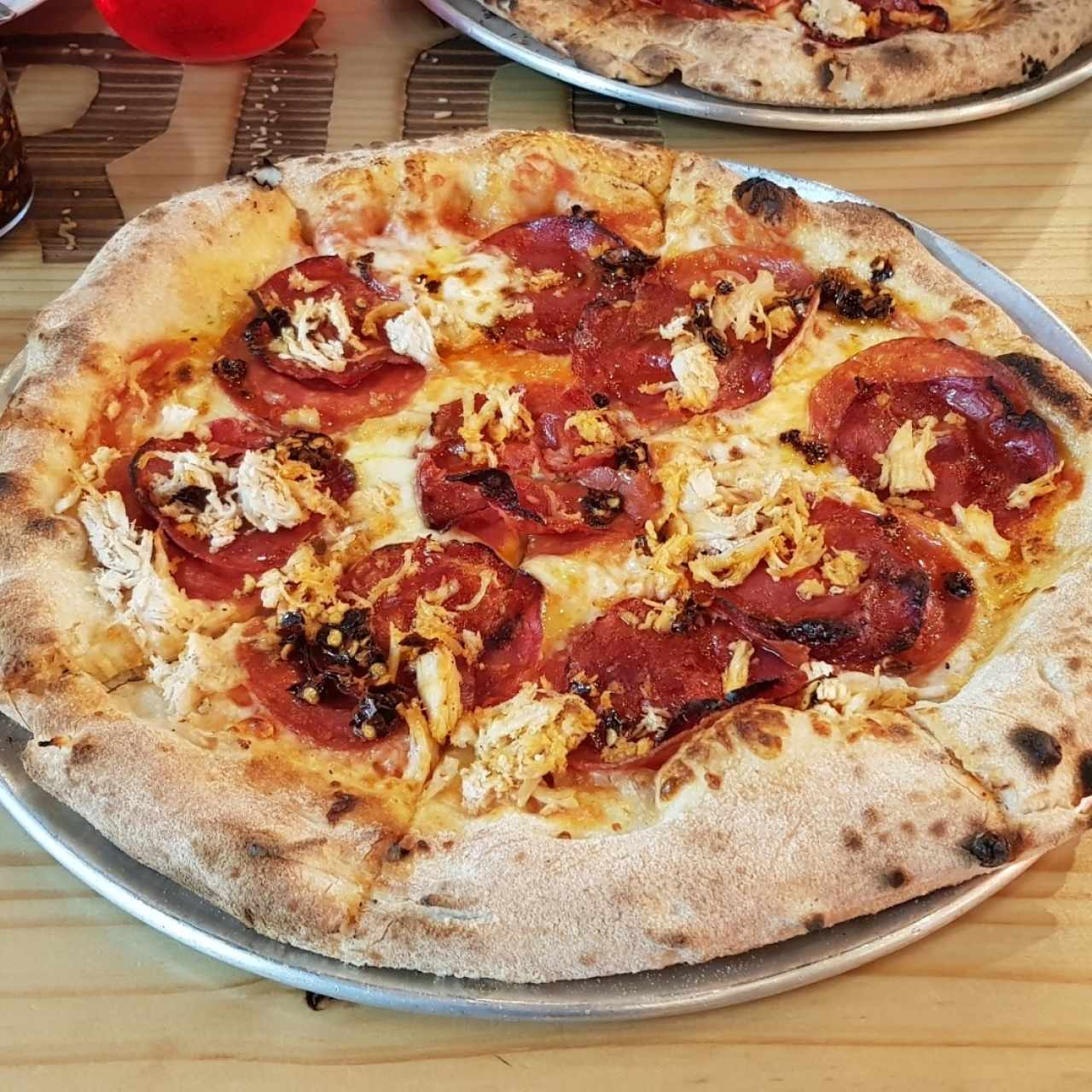 Pizza personalizada: pollo, pepperoni, chorizo español, aceite de trufas