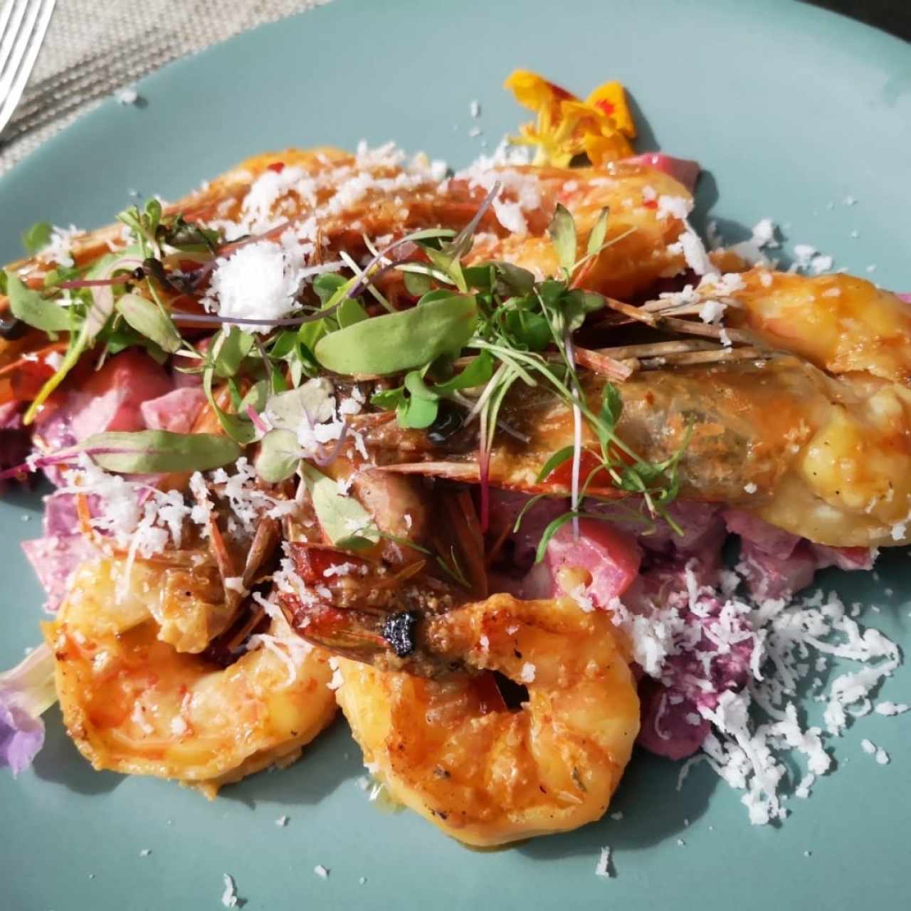 Langostinos con Ensalada de Toldo