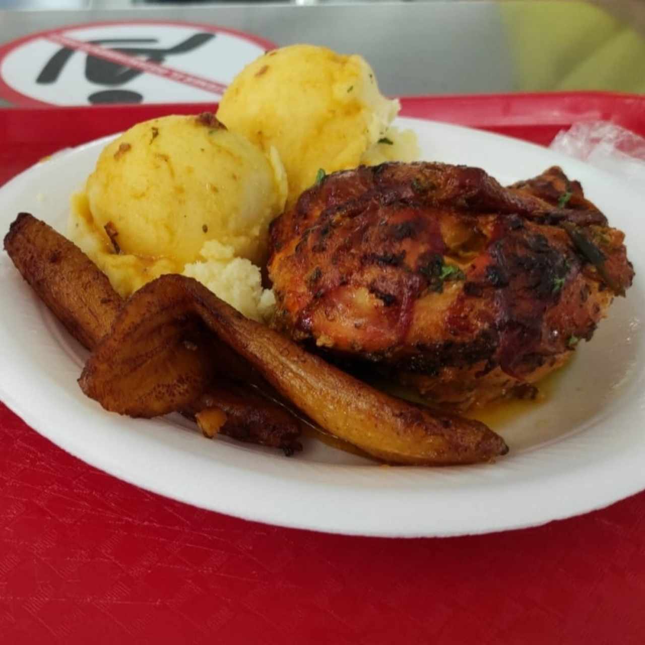 Pollo asado, puré y plátanos en tentación