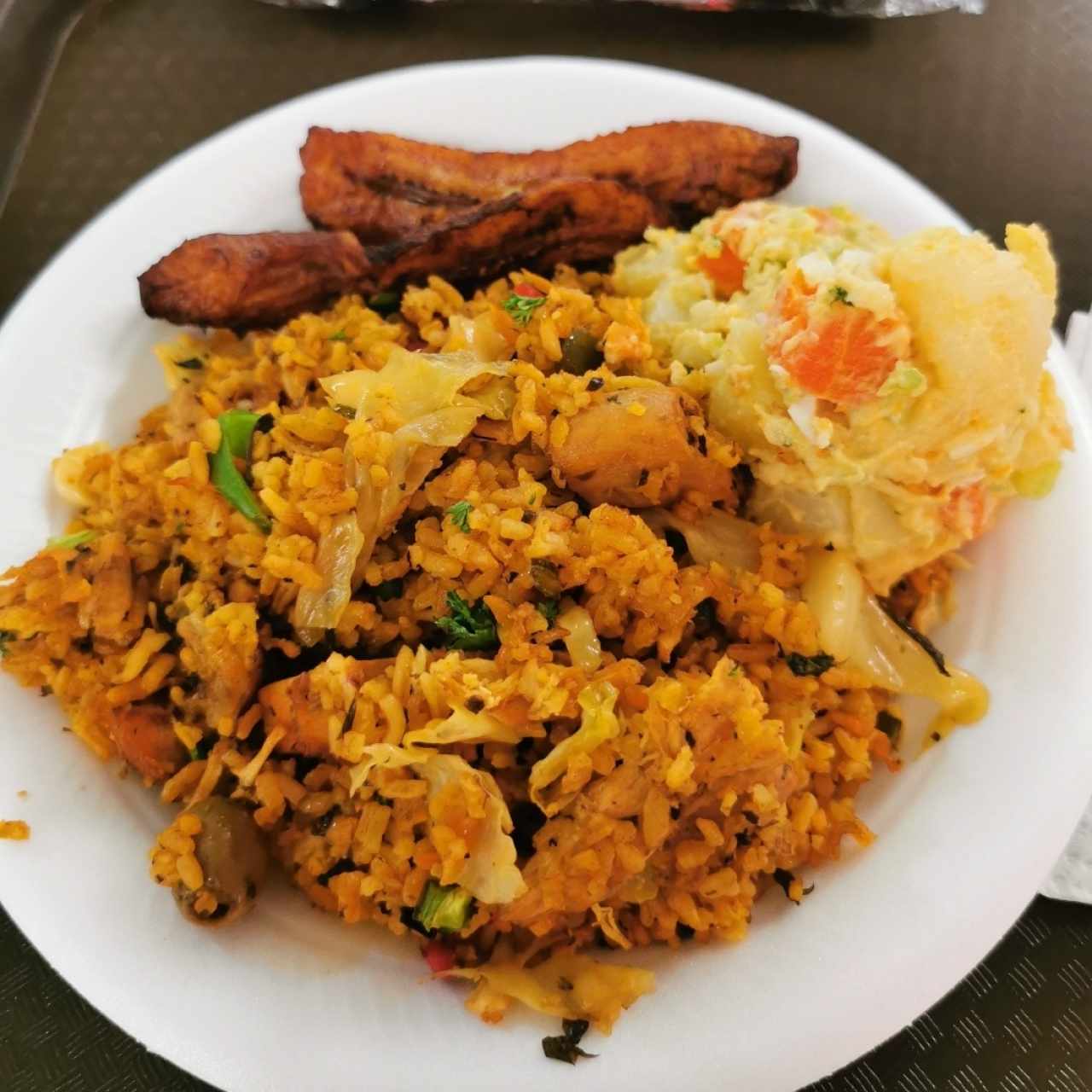 Arroz con pollo con ensalada de papa