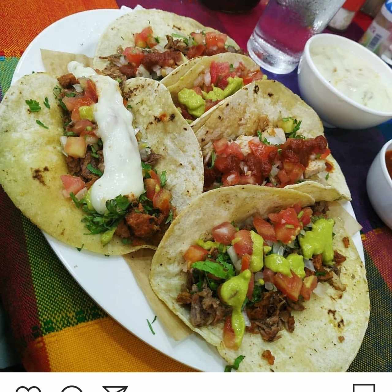 Tacos de surtidas y carne asada. 