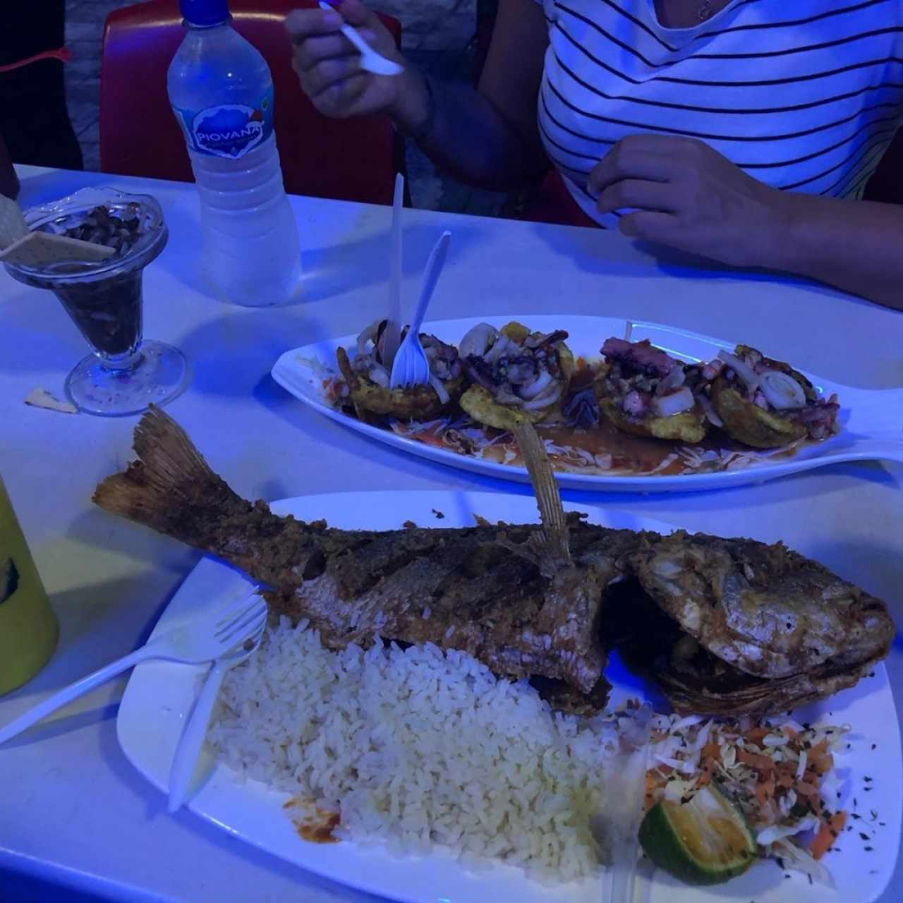 pescado entero con arroz y ceviche de corvina