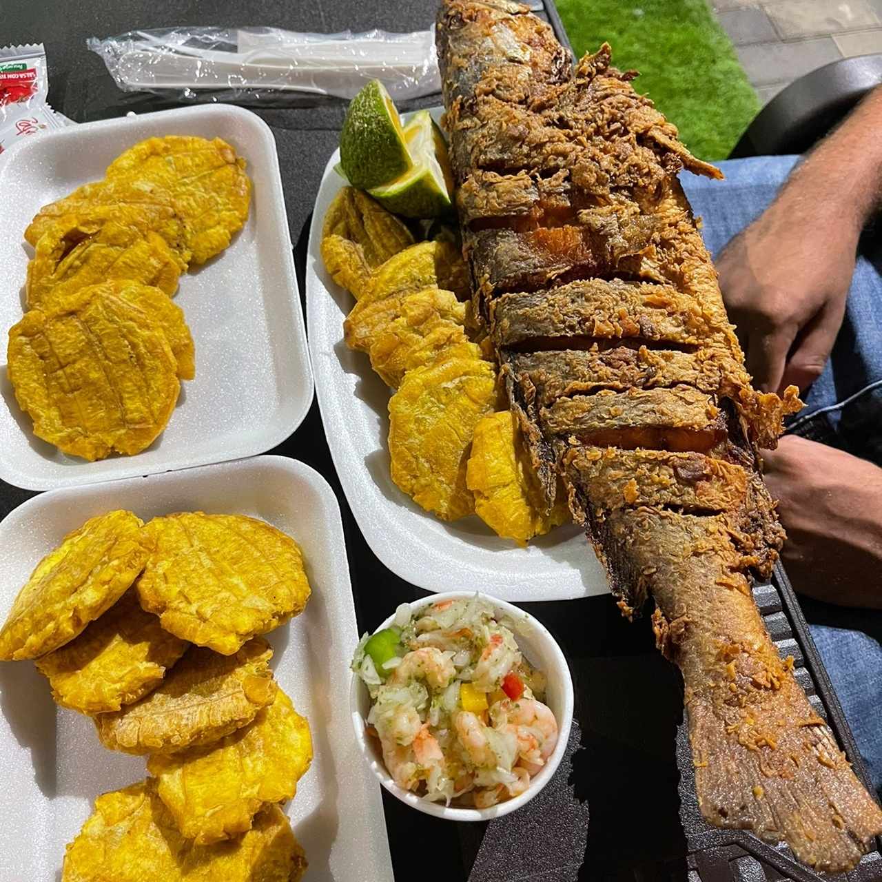 Corvina frita con patacones y ceviche de camarón