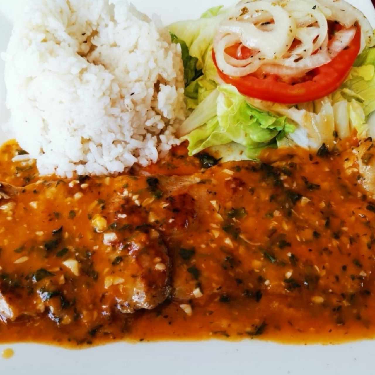 Corvina al ajillo con arroz con coco y ensalda