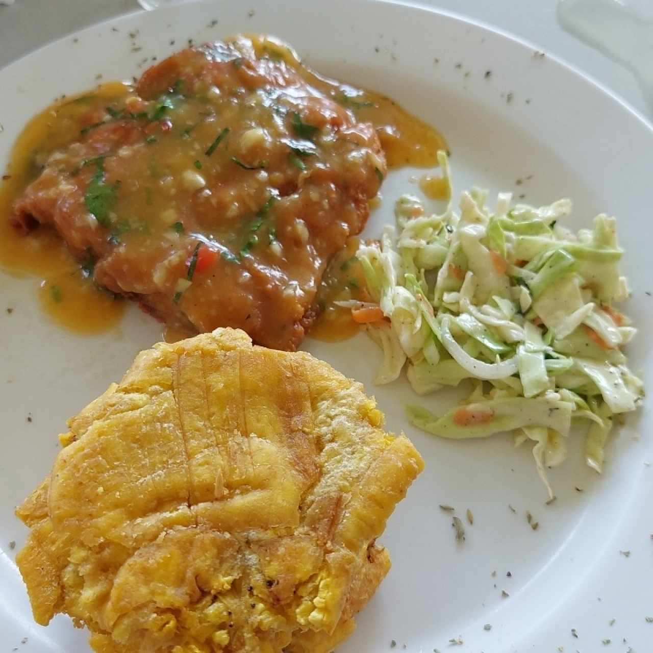 filete de corvina al ajillo con patacones