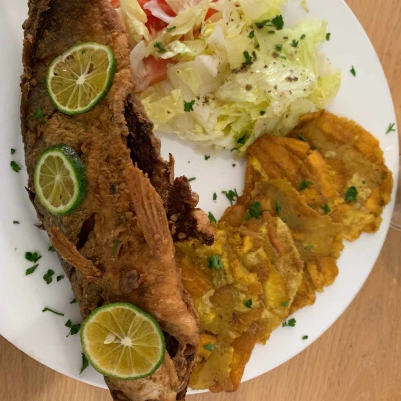 pescado frito con patacones 