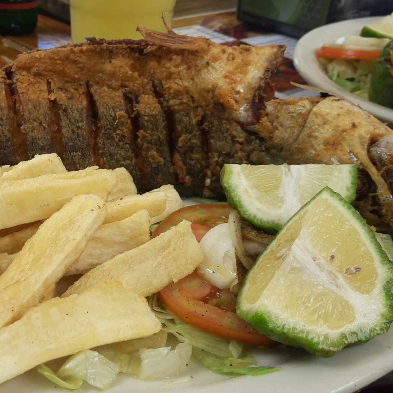 Pescado con patacones 