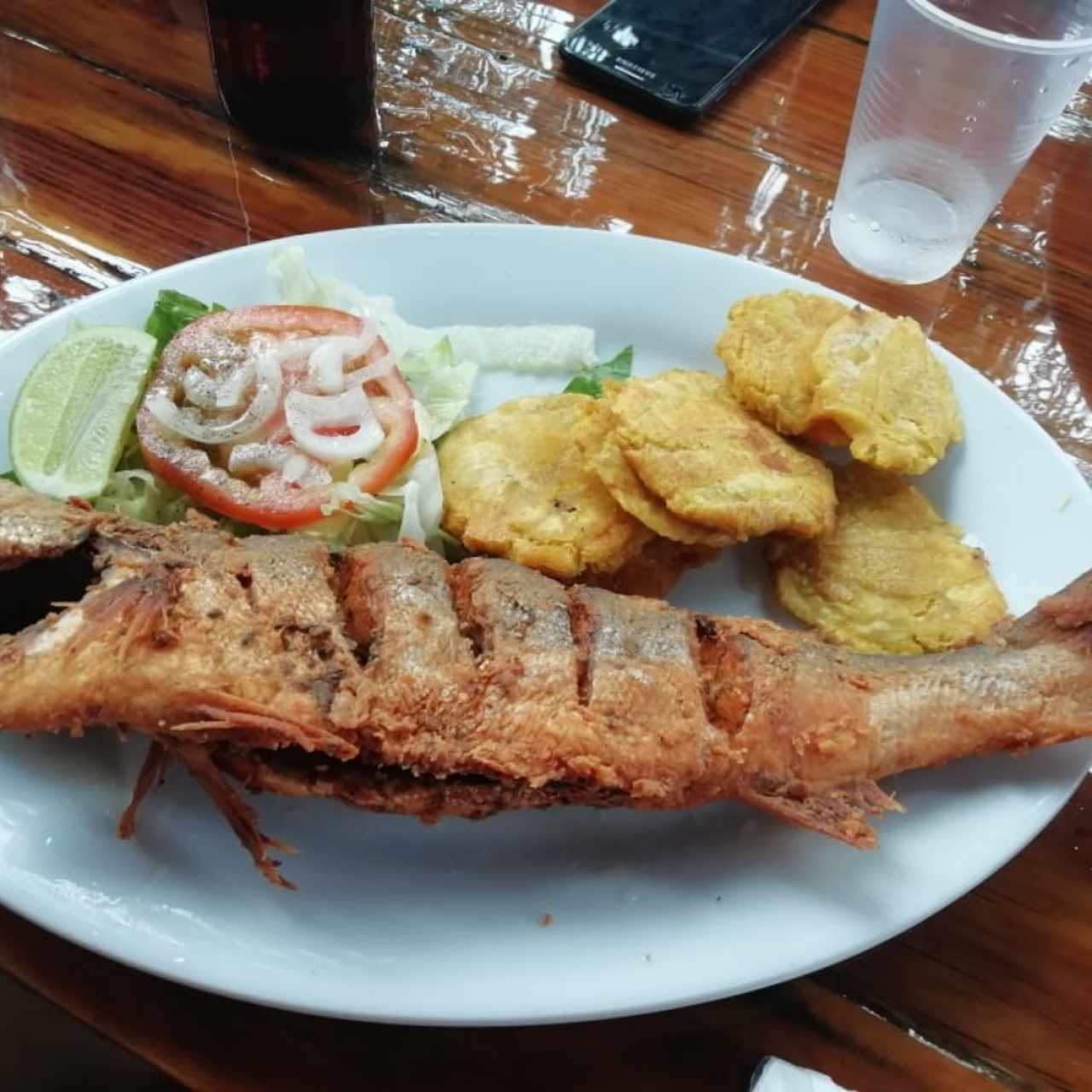 Pescado frito con patacones. 