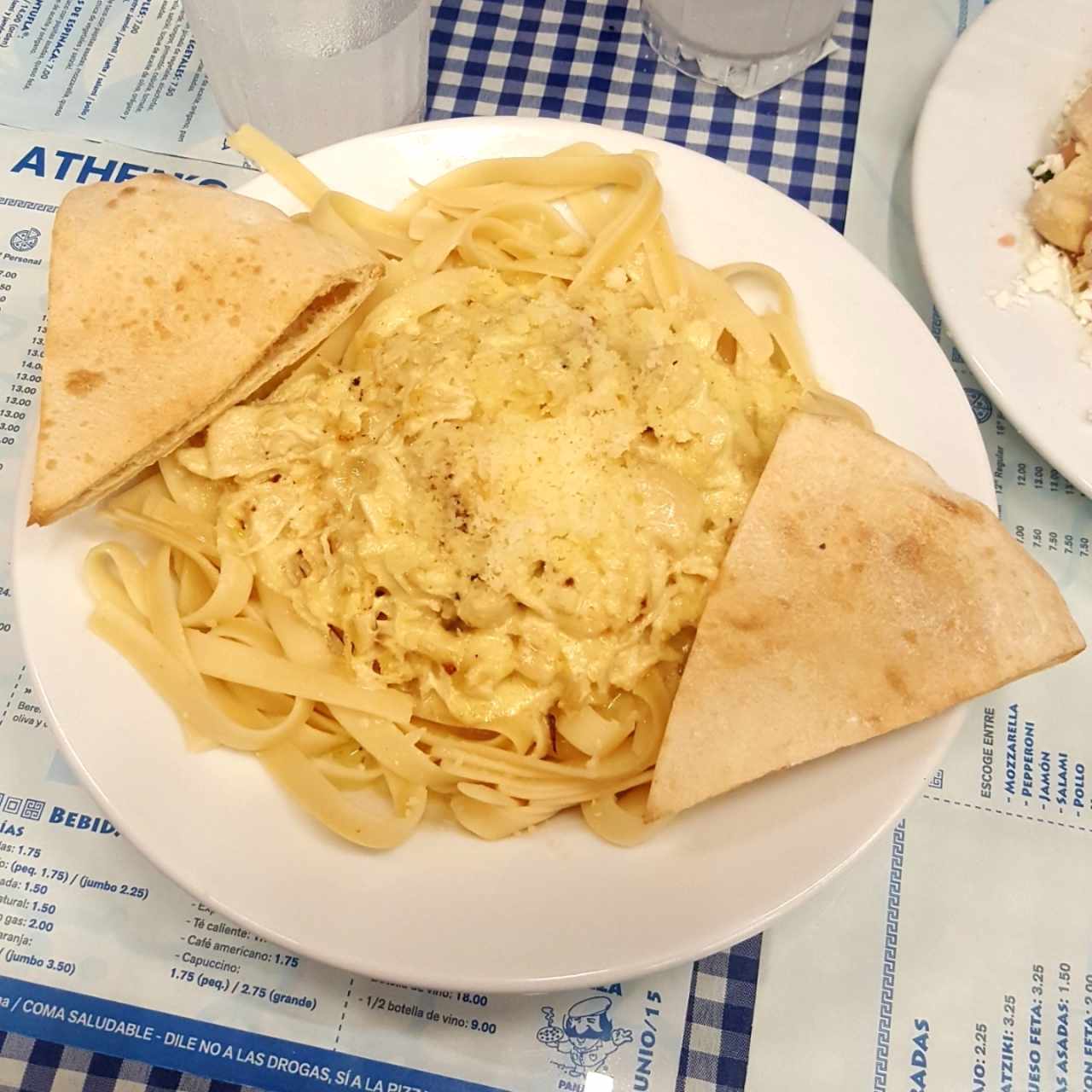 Fetuccini con pollo en salsa blanca 