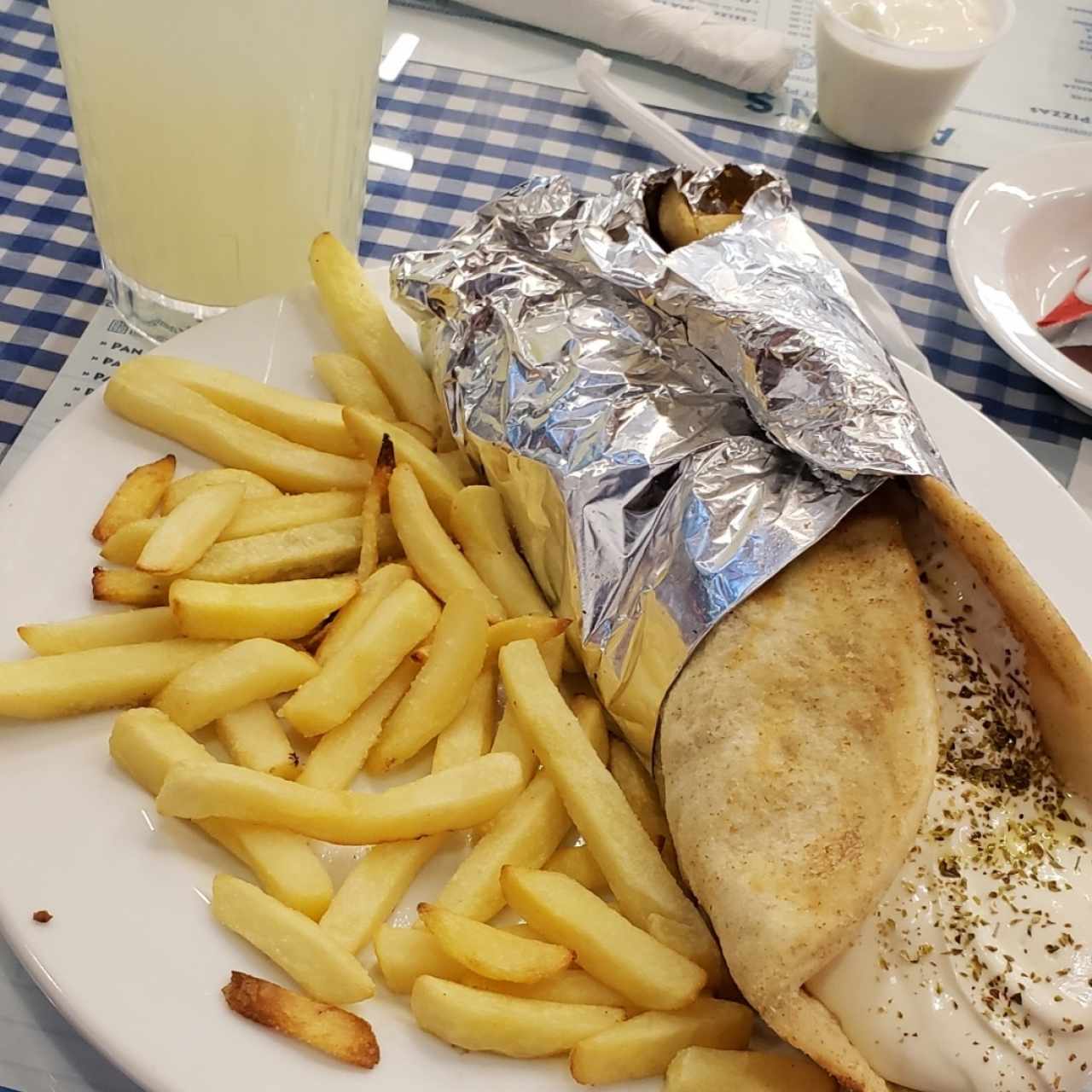 Gyro de pollo en forma de cono y limonada