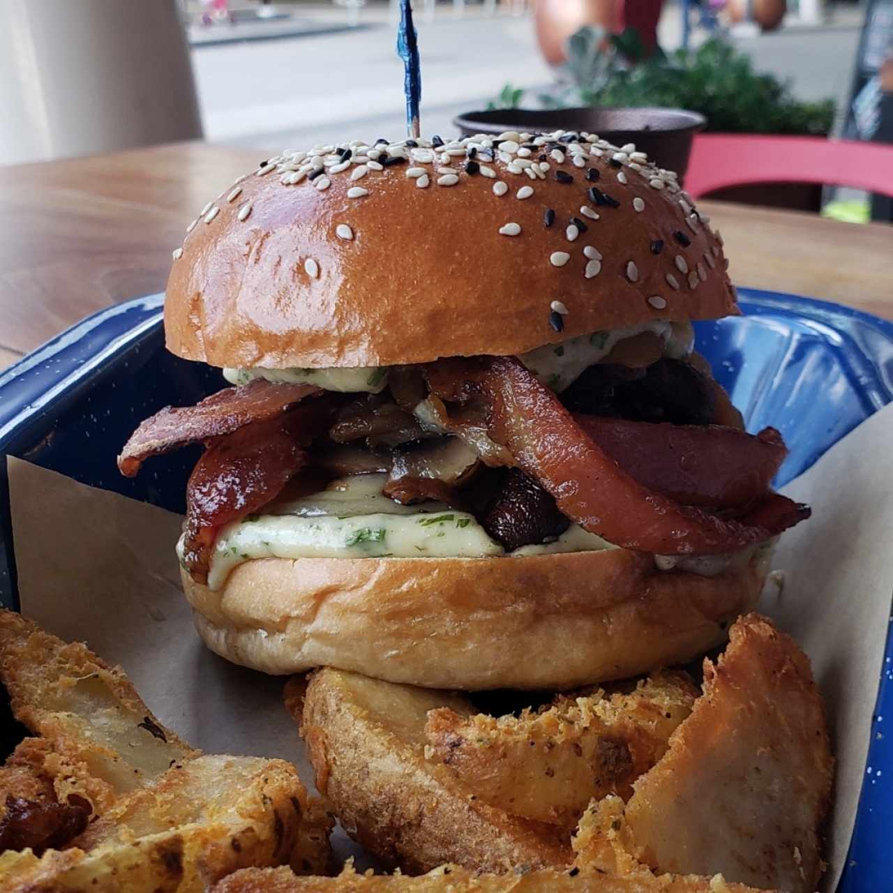 hamburguesa con queso suizo, hongos y tocino