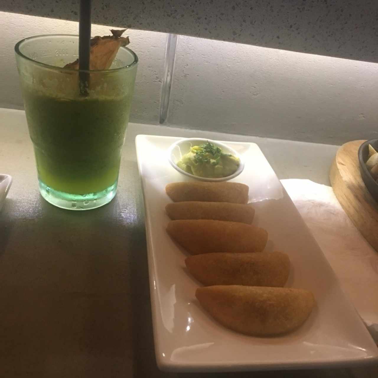 Piqueos Latinoamericanos - Empanadas Criollas, Jugo de Maracuya + Albahaca + Jengibre