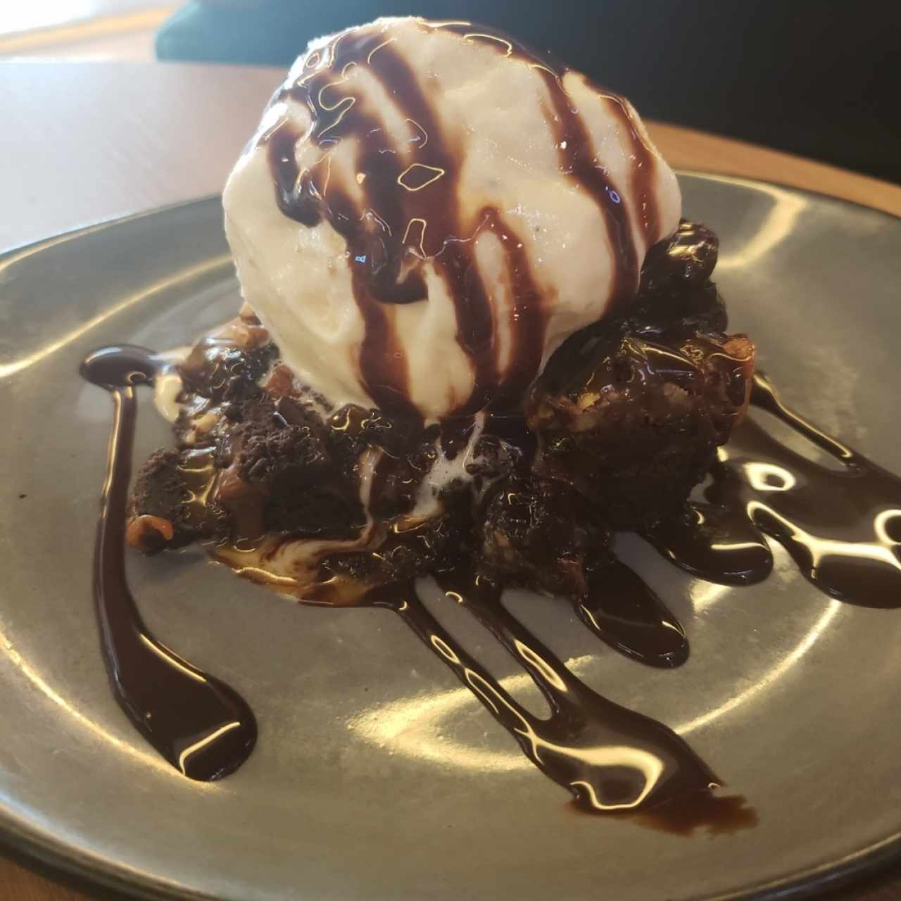 BROWNIE CON HELADO