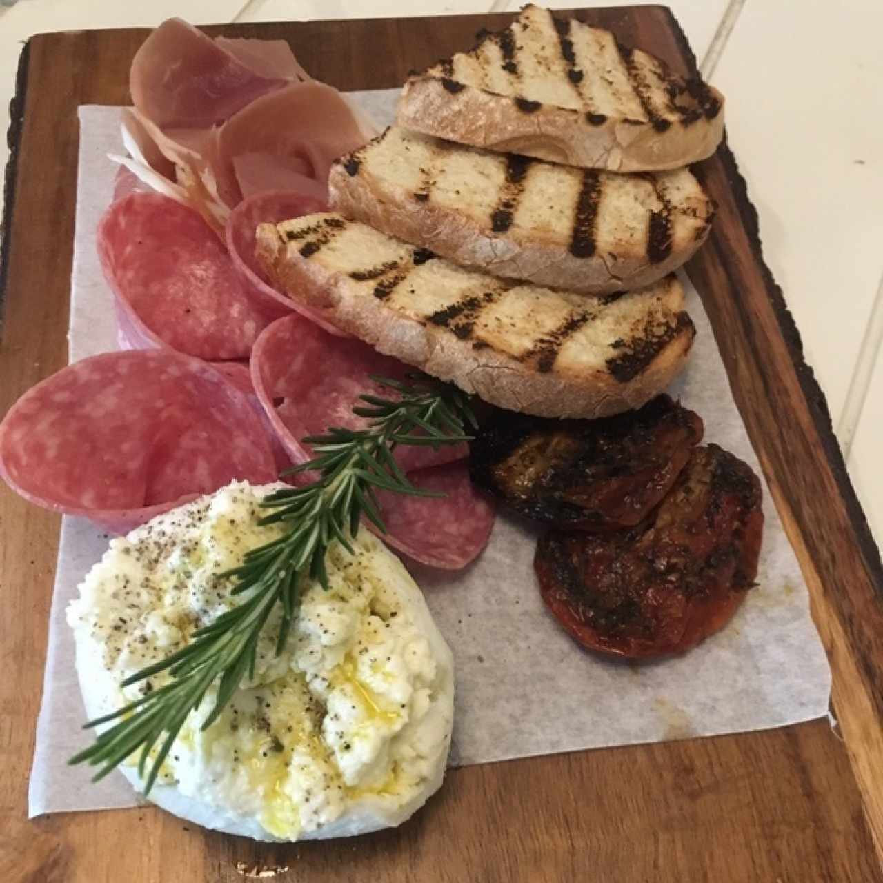 Antipasto burrata, salame, prosciutto y tomate asado