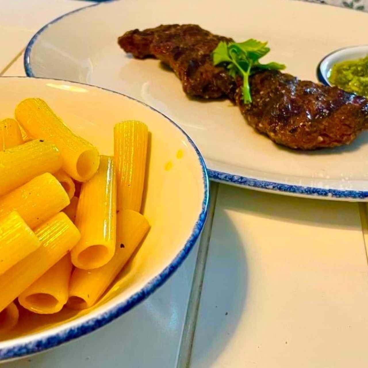 Entraña Genovese con Salsa Chimichurri y Pasta al Olio