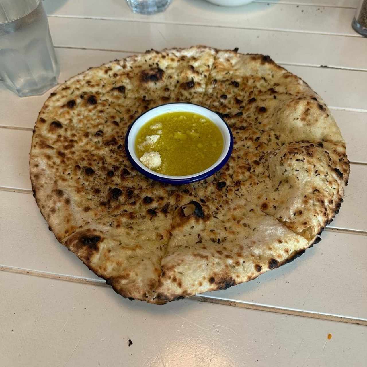 FOCACCIA CLÁSICA (Focaccia Fina, Acelte de Oliva, Parmesano, Hierbas)