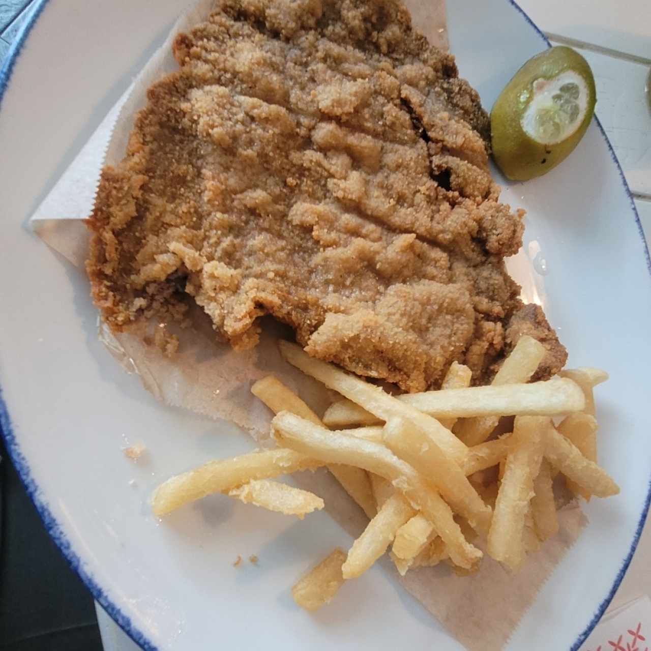 Secondi Piatti - Milanesa de carne con papas fritas 