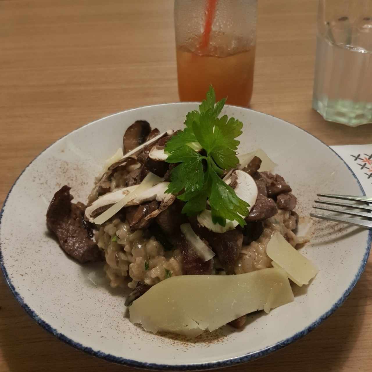 Risotto e Funghi y al fondo Té negro con limonada