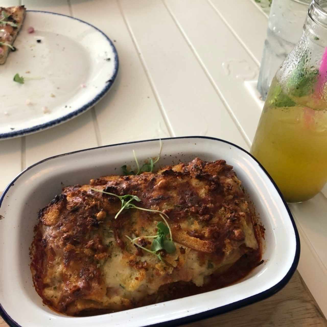 Lassagna de pollo en salsa roja y limonada con hierbabuena