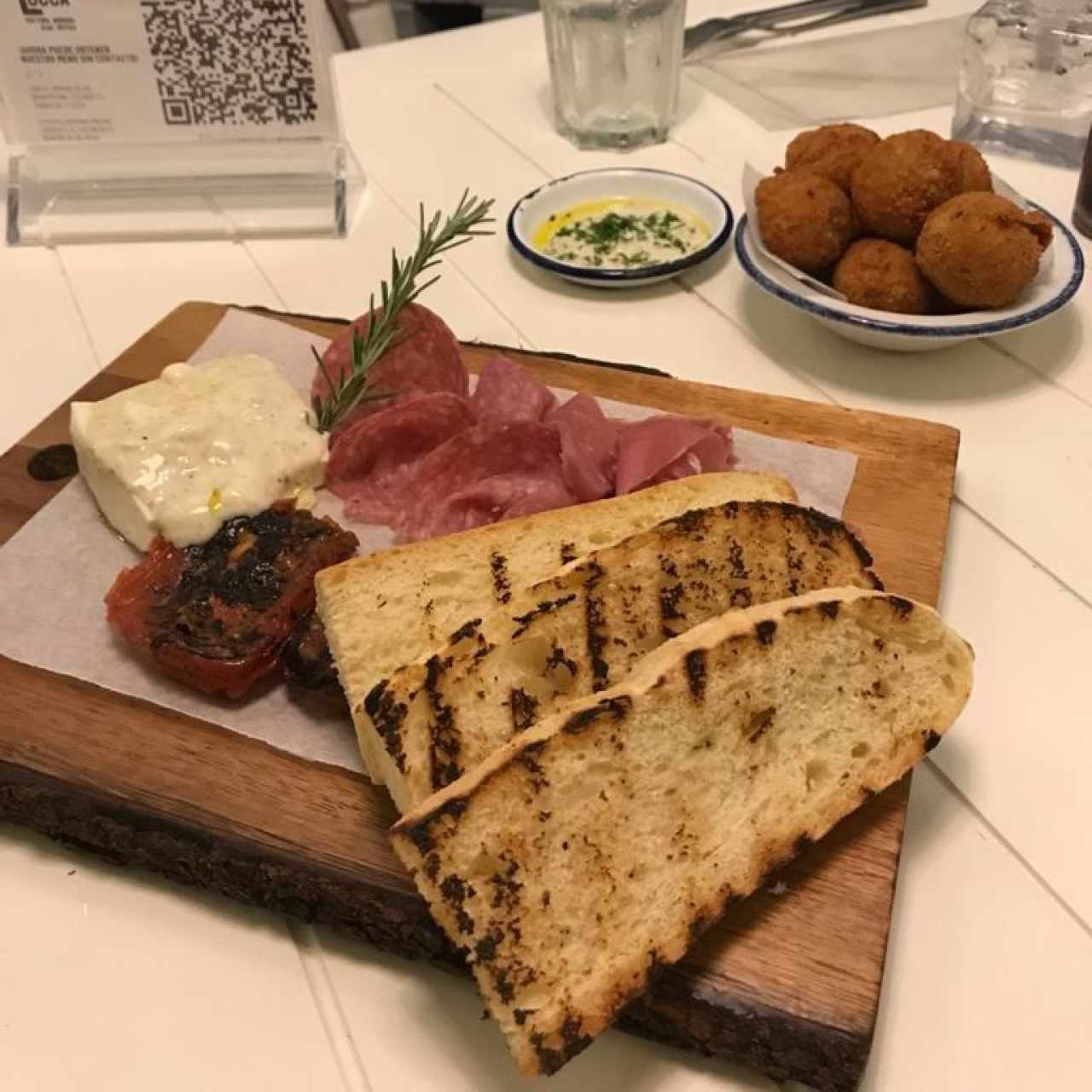 La Salumeria y croquetas de pescado