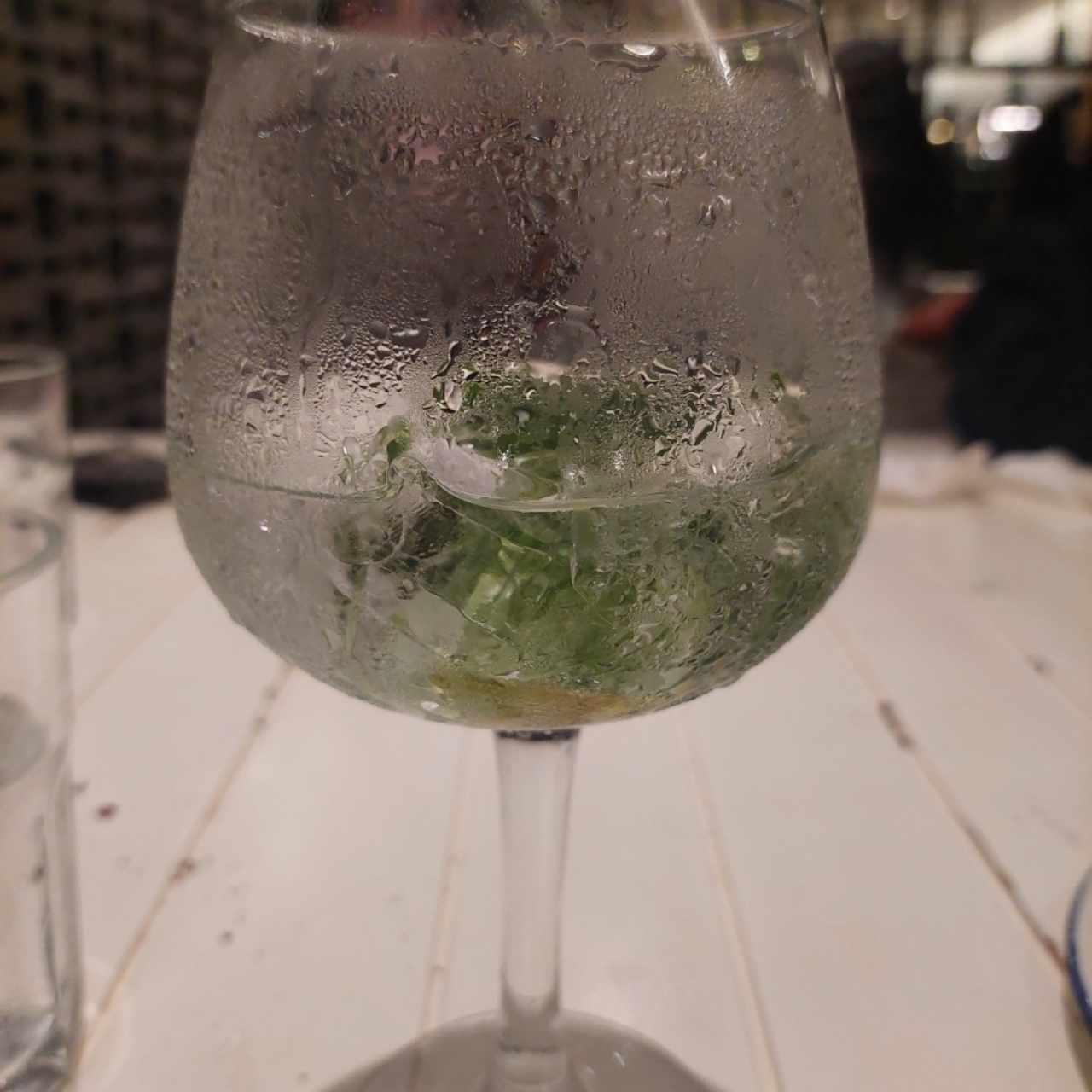 Gin Tonic de limón y albahaca